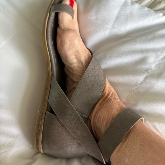 Wonderly Gray Sandals, 6, Toe Ring, NWOT - Picture 3 of 7
